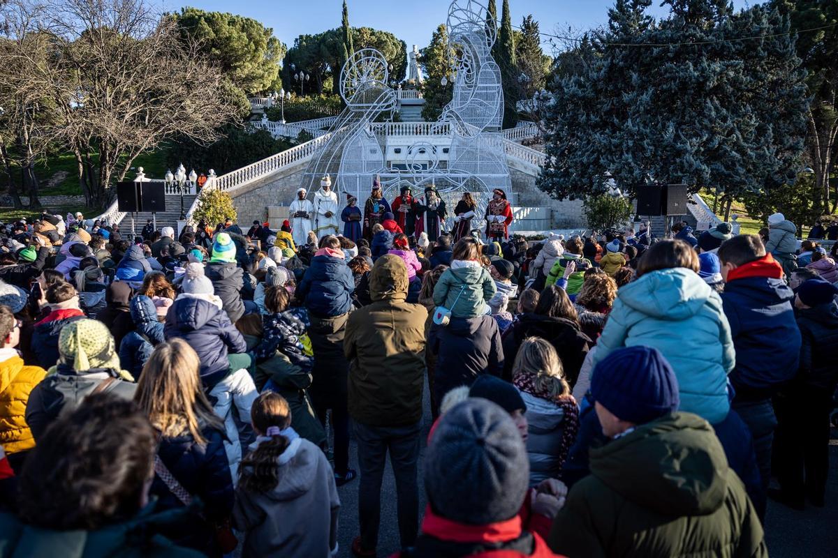 Niños recibiendo a los Reyes Magos en el parque Labordeta.