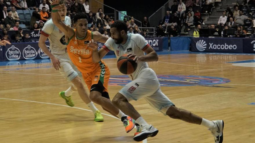 Thomas Scrubb fue el mejor jugador del Obradoiro al mantenerlos en el encuentro gracias a los 22 puntos que sumó ante el Betis / Jesús Prieto