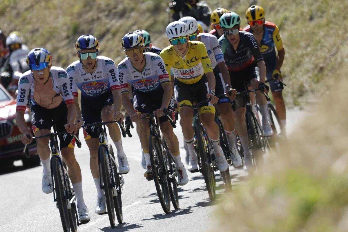 El ciclista esloveno Tadej Pogacar (C) del UAE Team Emirates XRG en acción durante la etapa 18 del Tour de Francia.