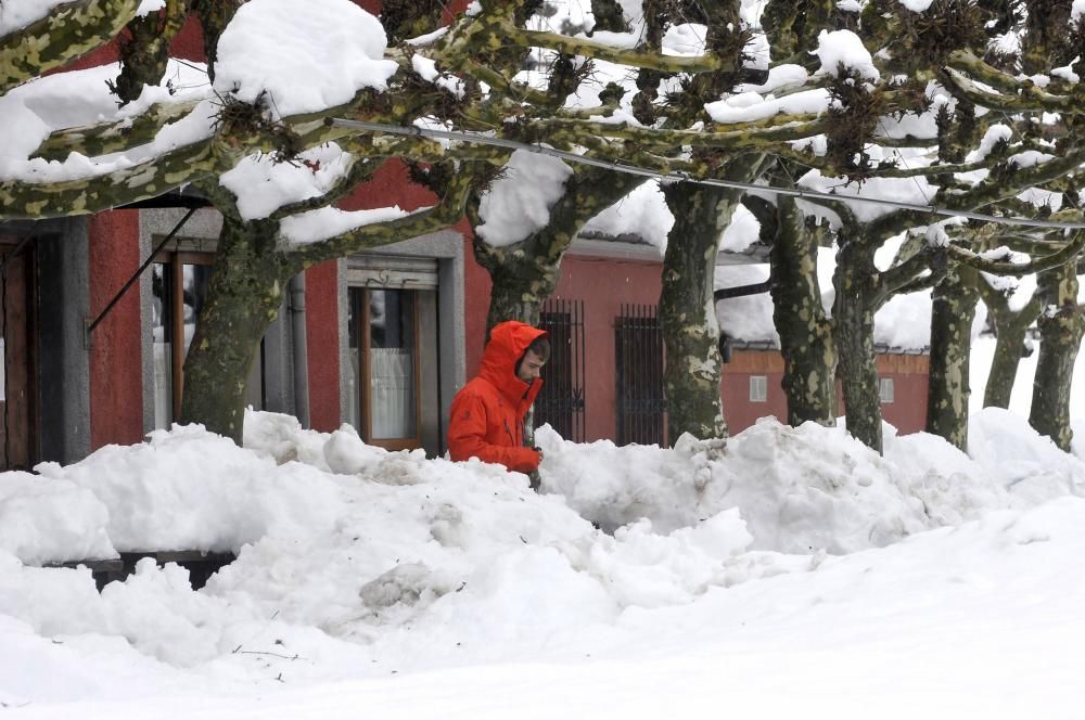 La nieve abunda en Felechosa