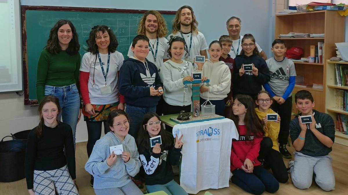 Los científicos marinos compartieron actividades y experimentos con el alumnado de 5ª y 6º durante su visita  al CEIP  San Salvador.  