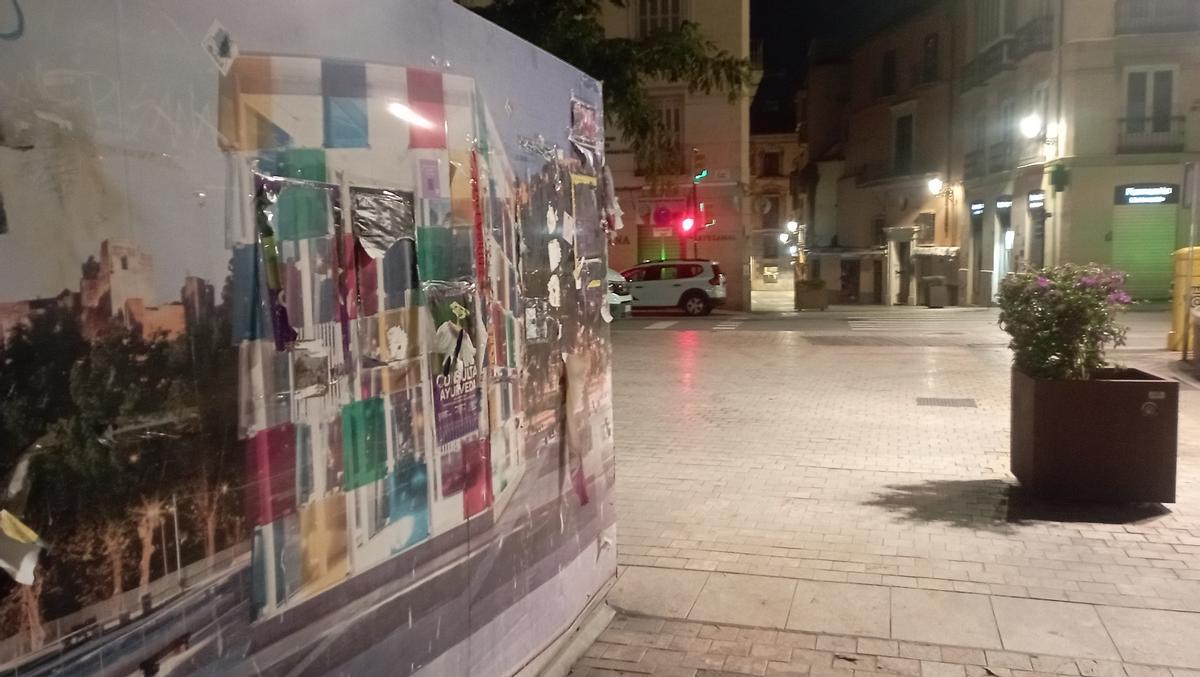 El cubo del Puerto, en la valla de los terrenos del Astoria, esta semana.
