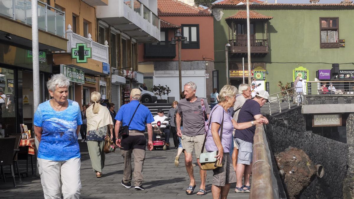 Turistas en el municipio de Puerto de la Cruz, al norte de Tenerife.