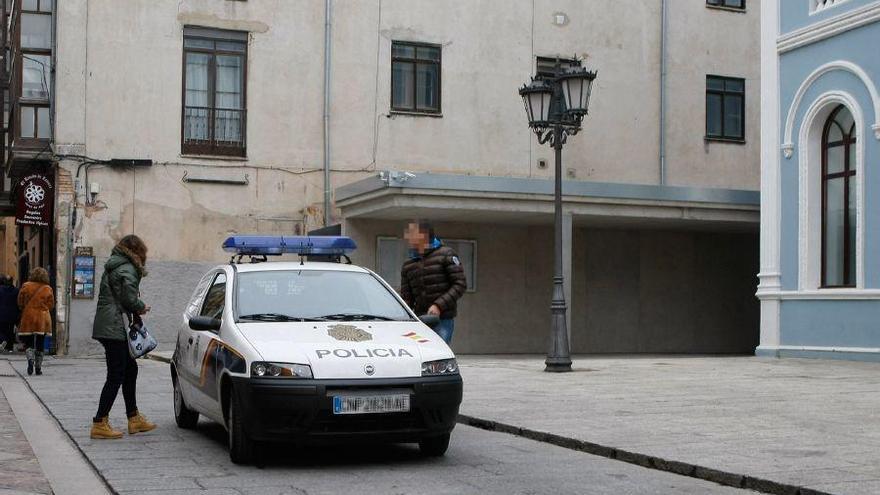 Agentes de la Policía Nacional salen de la pastelería tras tomar las huellas