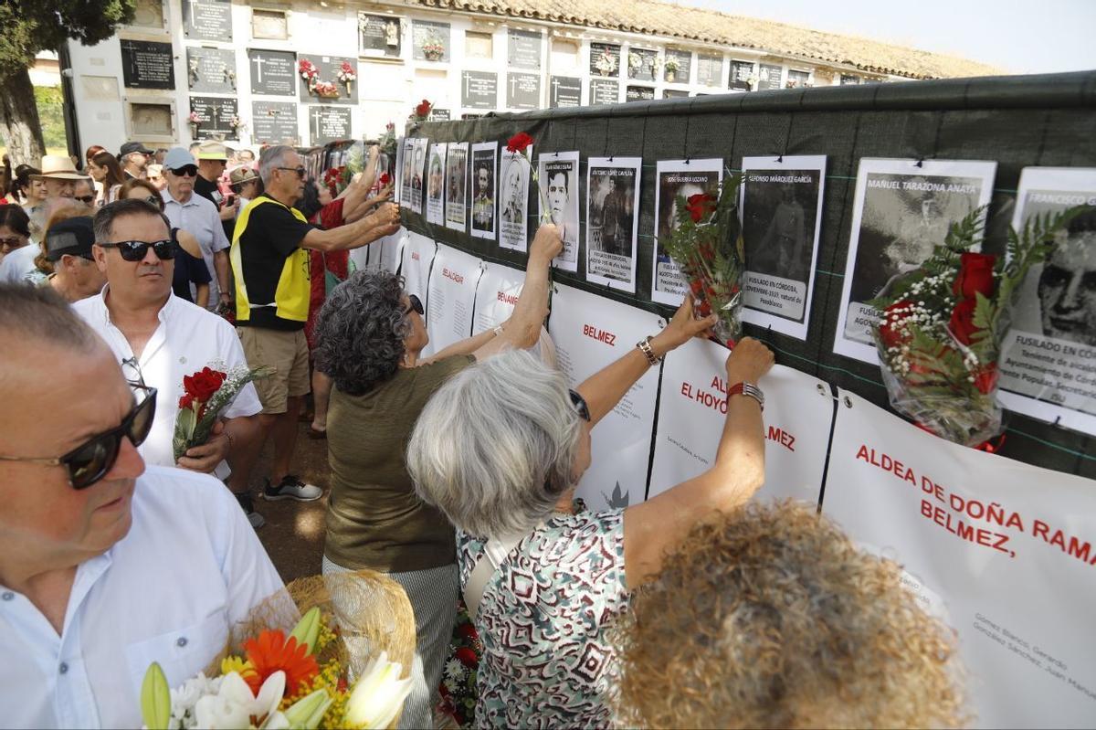 Familiares de las víctimas del golpe militar dejan flores en el cementerio de la Salud.