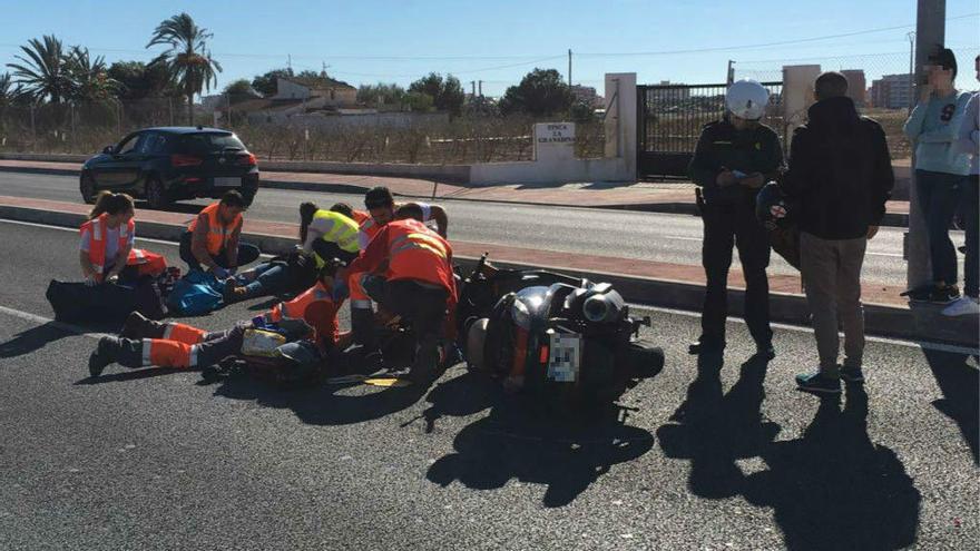 Un herido grave y otro leve tras colisionar una furgoneta y una moto en Santa Pola