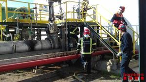 Bomberos trabajan en las instalaciones de la petroquímica.