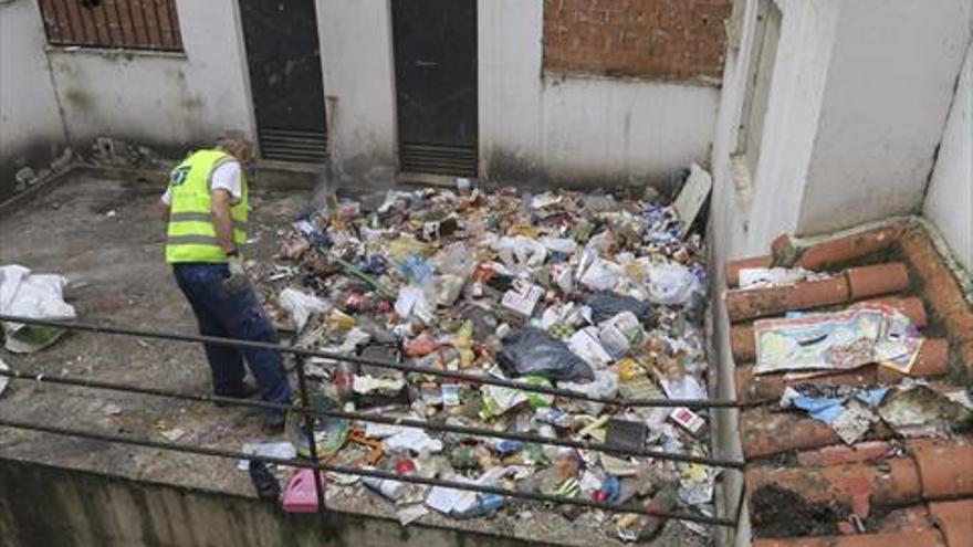 Sacan 300 kilos de basura de los patios de la calle Ródano