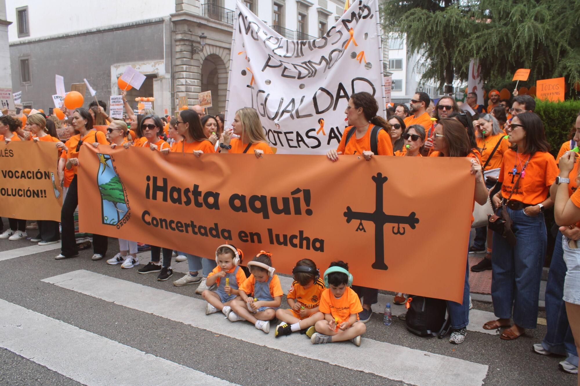 Así fue la multitudinaria marcha naranja de la concertada en Asturias