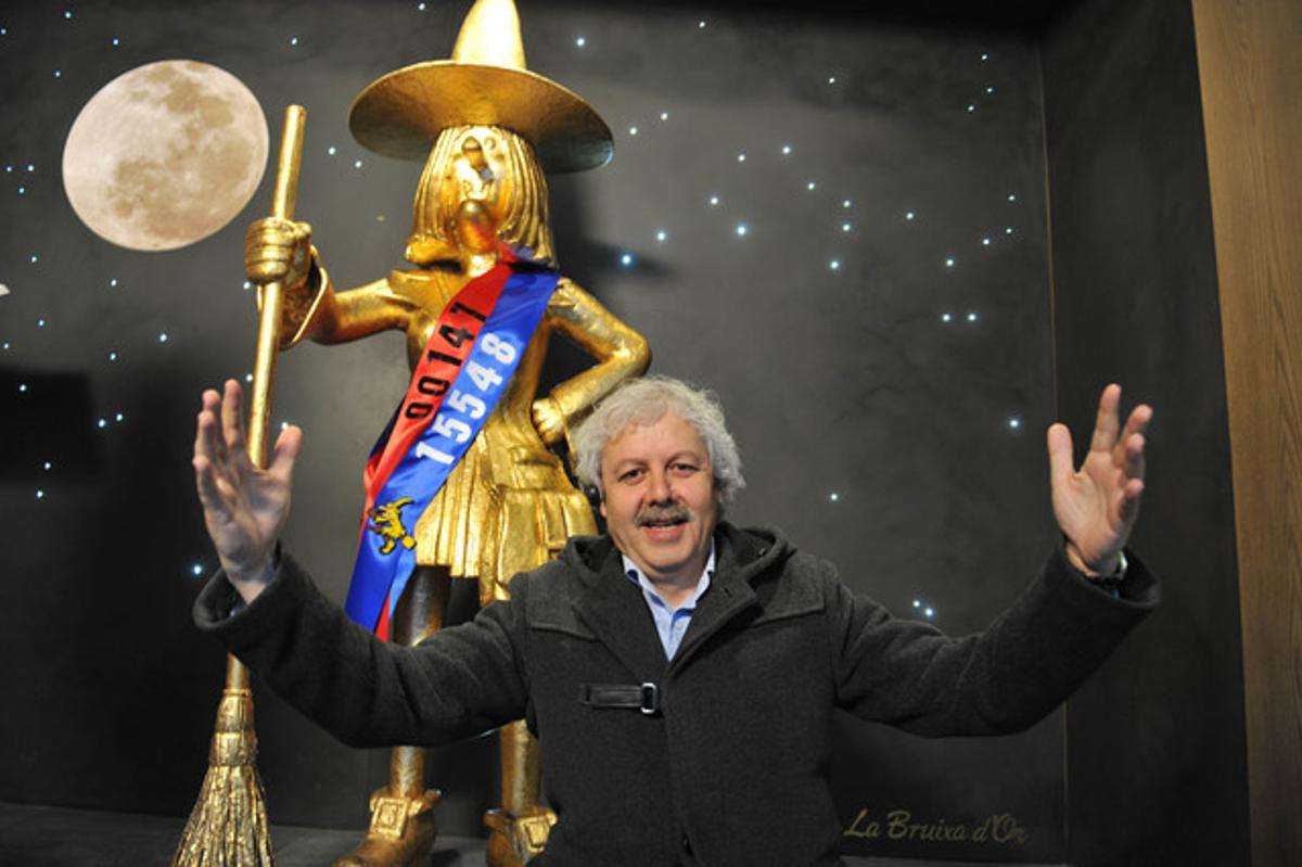 La famosa figura de la Bruixa d’Or y el propietario de la administración de la loteria de Sort, Xavier Gabriel.