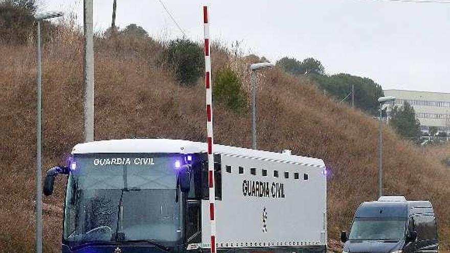El autocar de la Guardia Civil que trasladó a los presos a Madrid. // Efe