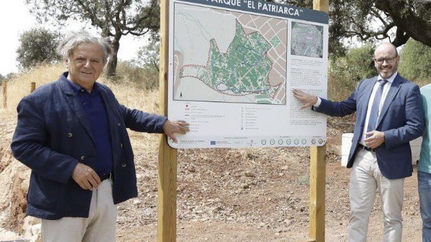 El presidente de la GMU, Salvador Fuentes, y el delegado de Accesibilidad, Bernardo Jordano, en el parque de El Patriarca.