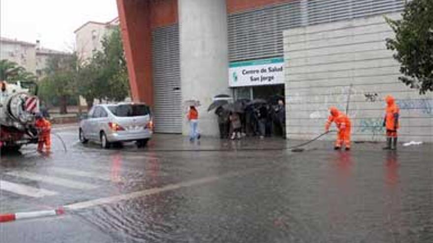 La fuerte lluvia impide abrir un colegio y provoca balsas de agua por la ciudad