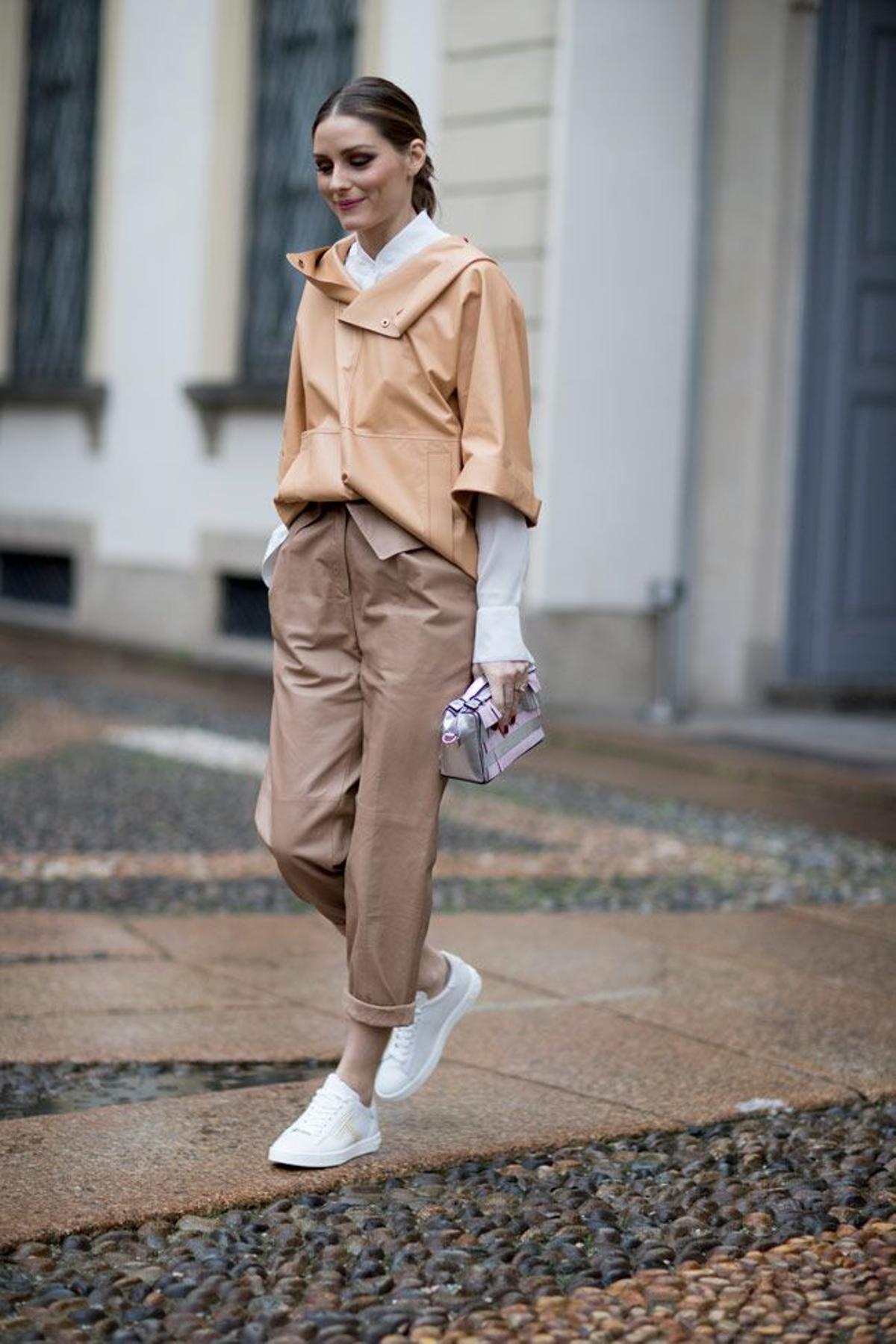 Olivia Palermo reinventa el chubasquero con este original look en la Semana de la Moda de Milán