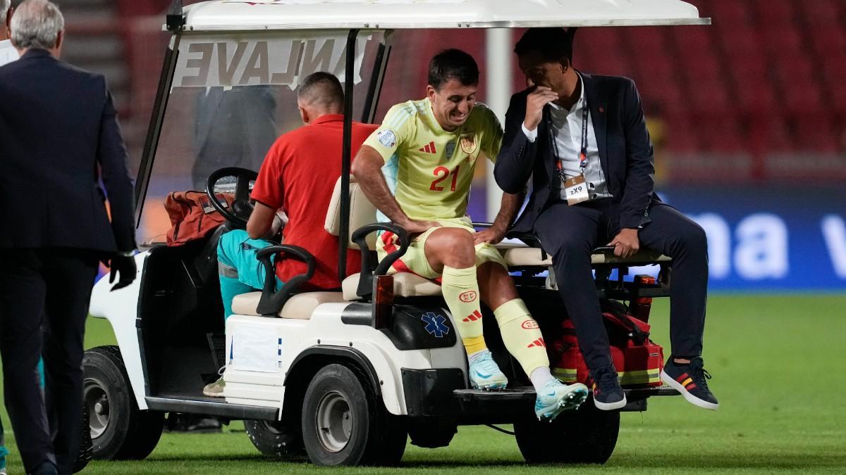 Oyarzabal abandonó con muletas del estadio, baja para Suiza