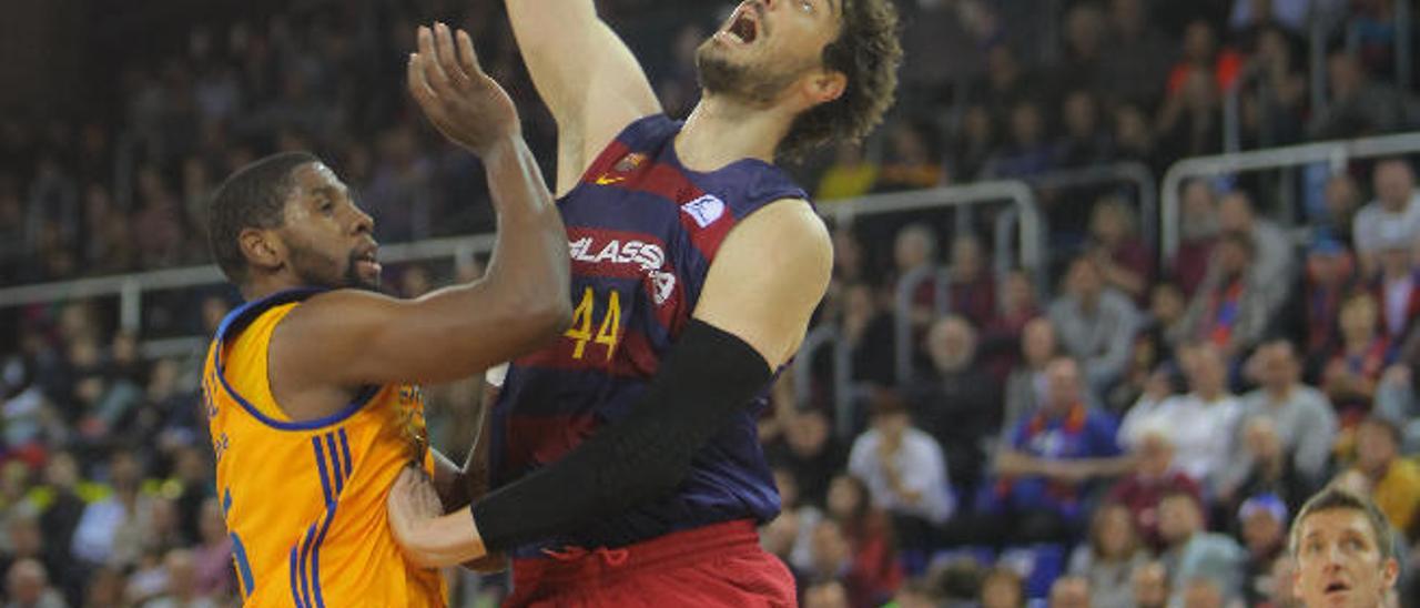 Royce O&#039;Neale pugna con el gigantón Ante Tomic por hacerse con un rebote durante el choque de ayer.