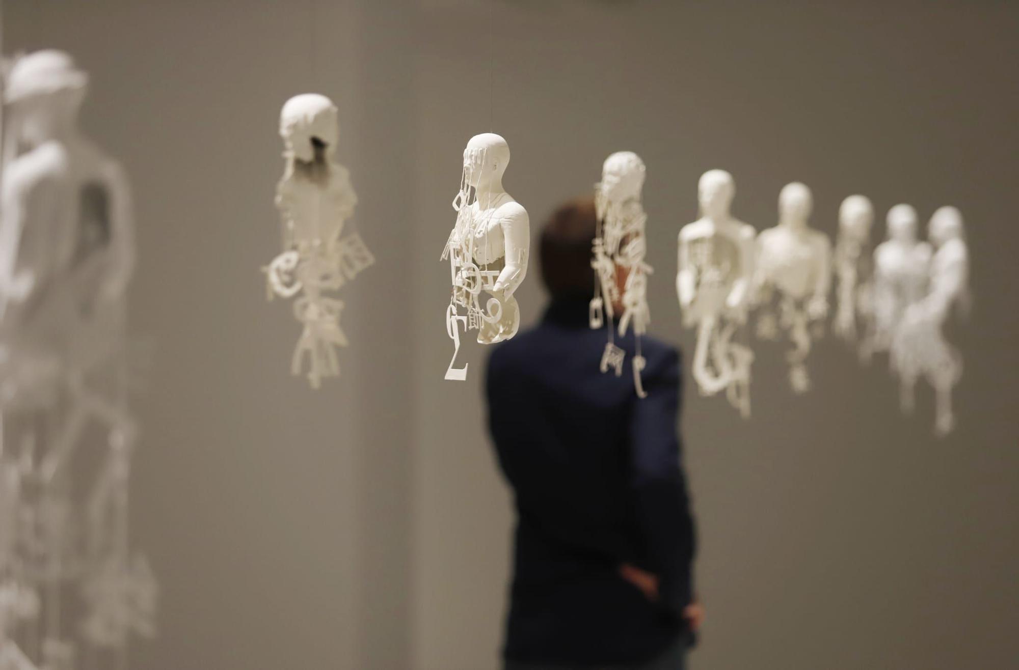 Jaume Plensa en su exposición 'Poesía del silencio' en la Fundación Bancaja