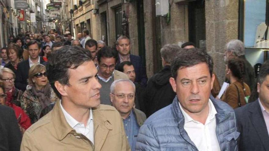 Pedro Sánchez y Besteiro, el pasado mes de abril en Santiago. // X. A.