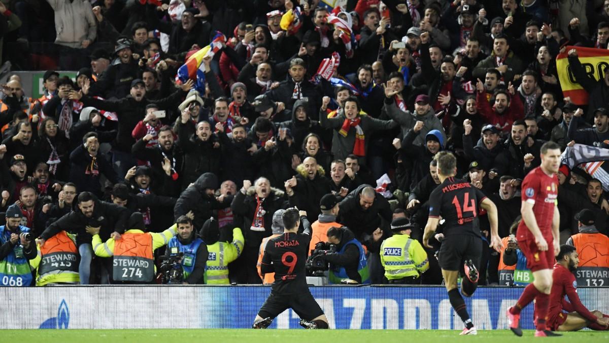 Morata celebrates the 2-3 at Anfield, when social distancing was not yet mandatory
