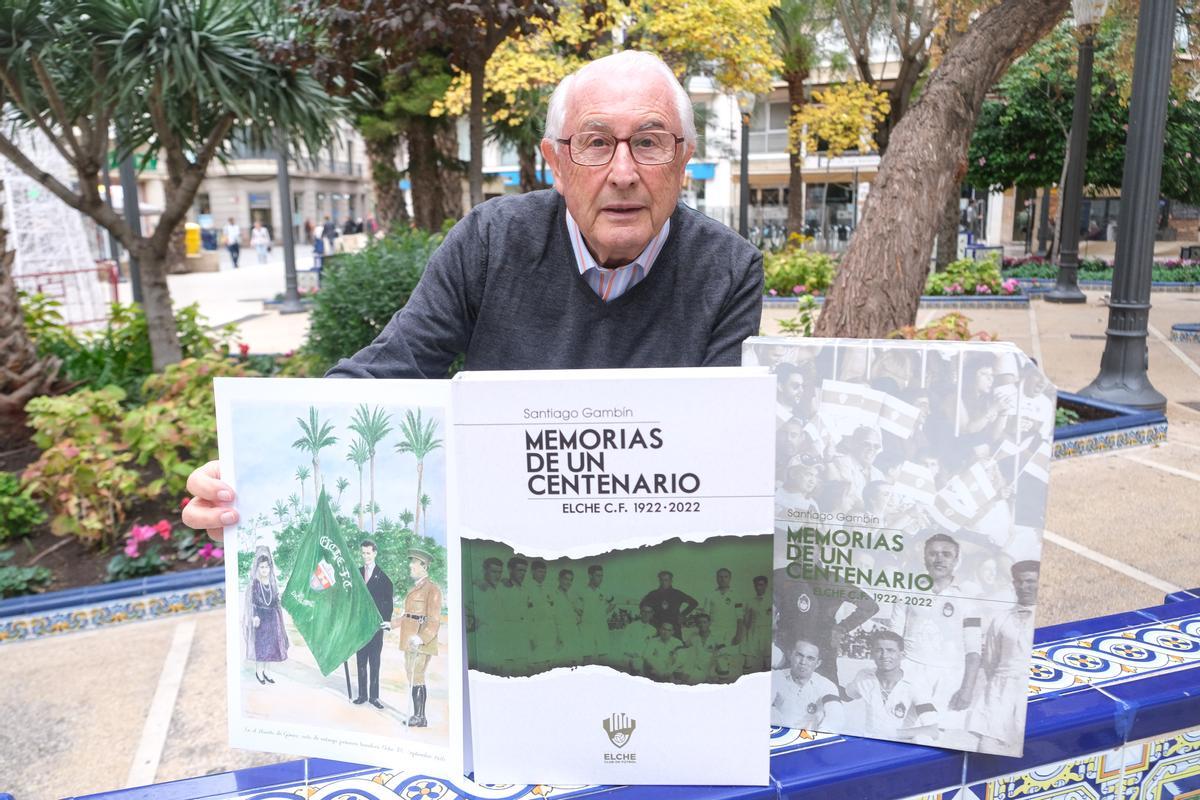 Santiago Gambín con su libro y las láminas de Antonio Ródenas