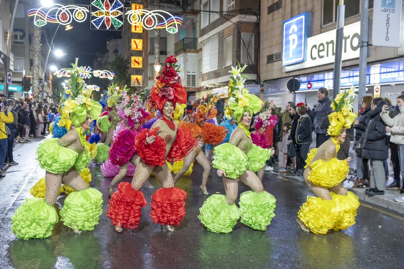 Aquí las mejores imágenes del desfile nocturno del Carnaval de Torrevieja 2025 que salió a la calle desafiando el viento y la lluvia