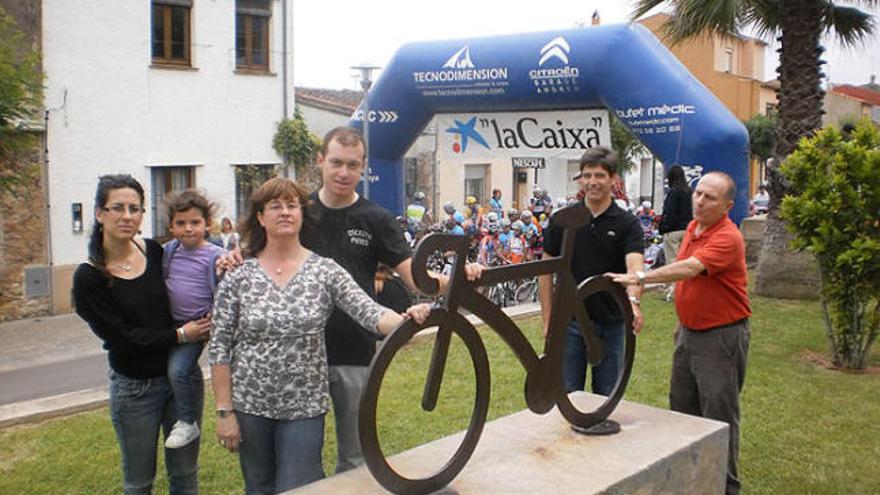 Antonio Miguel i familiars al costat del monument commemoratiu.