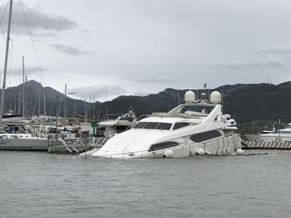 El vendaval destroza dos yates de lujo amarrados en el Port d'Andratx