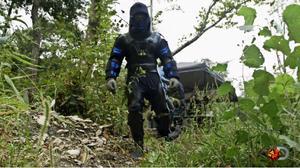 Vídeo promocional de ’Eaten Alive Sneak Pee’, on un home és empassat viu per una anaconda gegant.