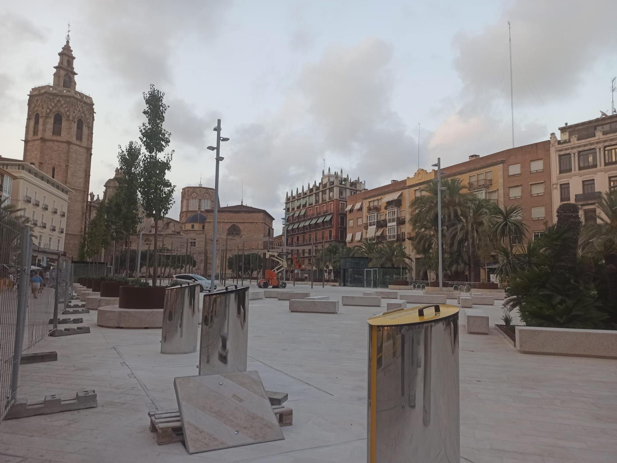 Retiran las lonas de las plaza de la Reina a la espera de su apertura