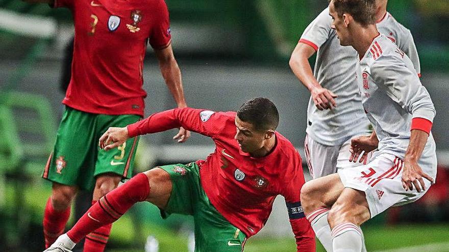 Cristiano, presionado por Reguilón, en presencia de Pepe.