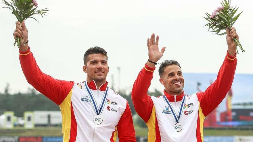 Cristian Toro y Carlos Garrote celebran la medalla lograda.