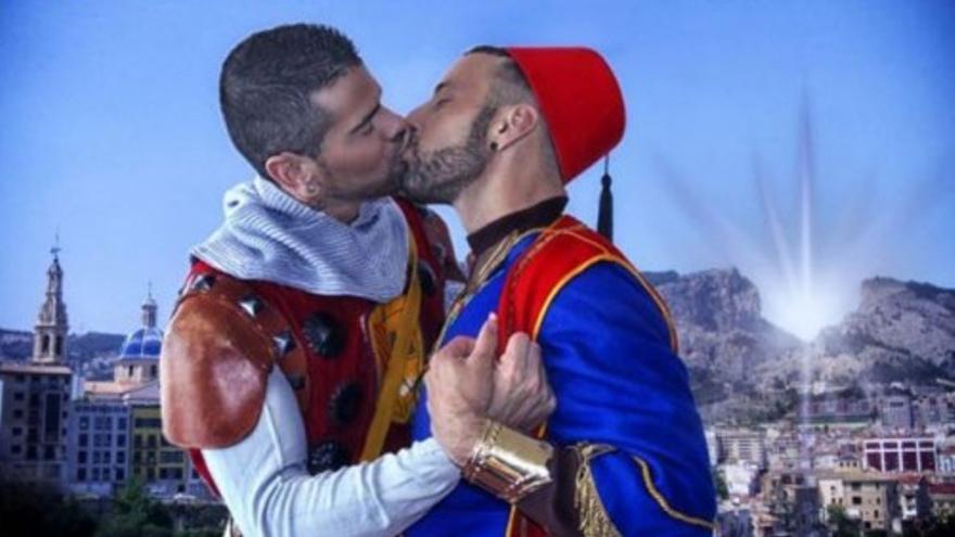 Un beso desata la polémica en Alcoy