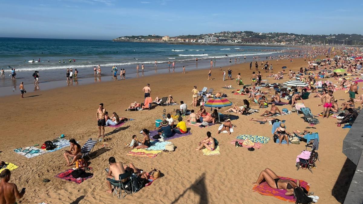 La playa de San Lorenzo, en la tarde de este sábado.