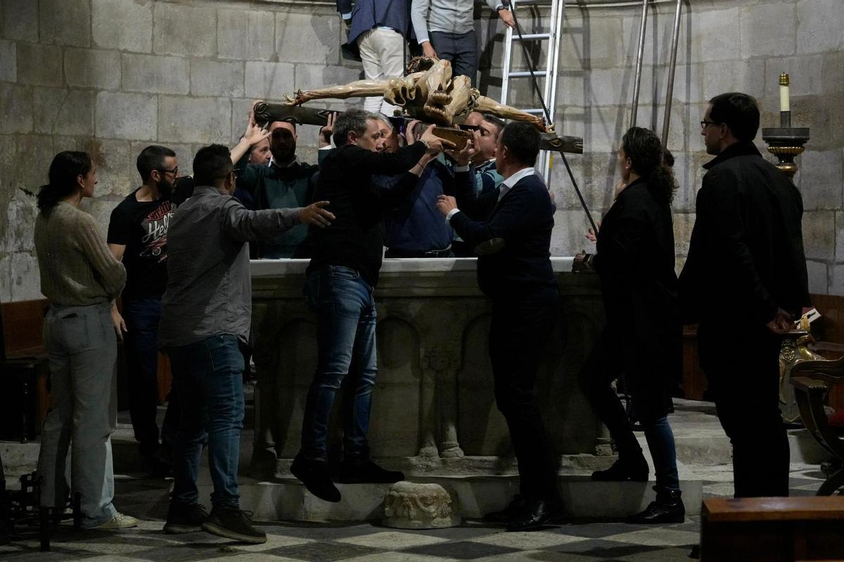 GALERÍA | Los hermanos de las Siete Palabras preparan el Cristo de la Agonía para la procesión del Martes Santo