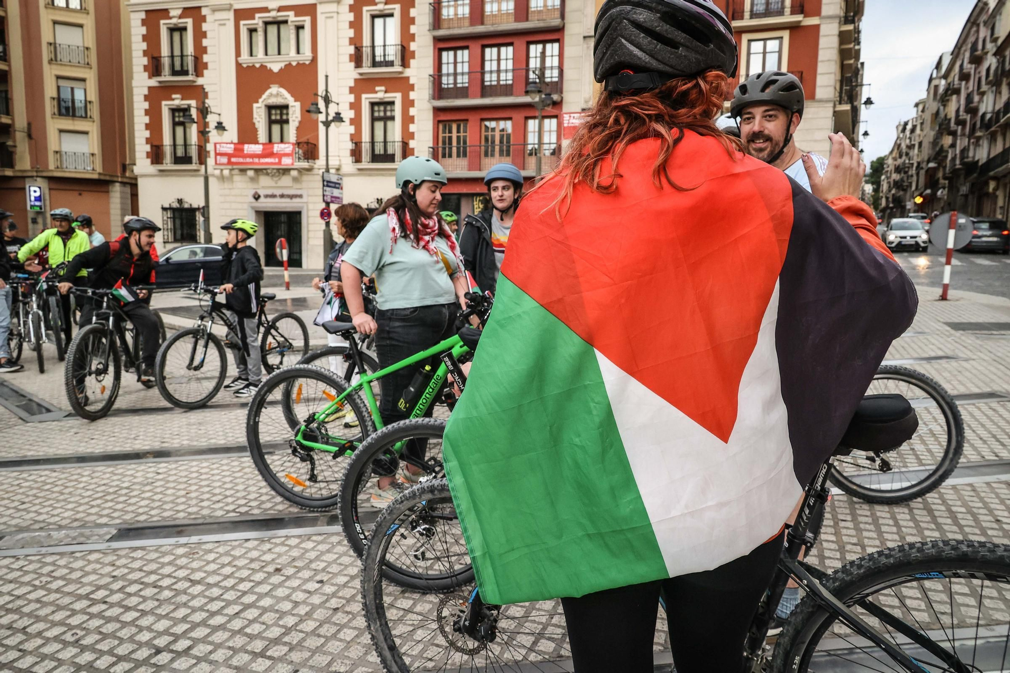 Alcoy se moviliza bajo la lluvia: concentración y marcha ciclista en apoyo al pueblo palestino