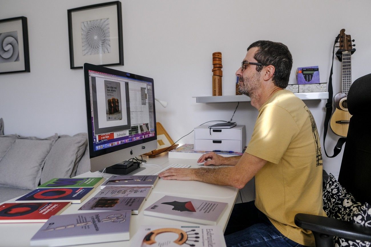 Sergio Hernández, vecino de Telde, tipógrafo, diseñador de portadas y profesor en la universidad