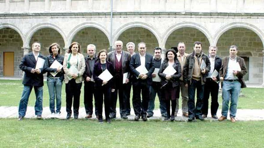 Los 13 miembros del gobierno de Lalín y el asesor agrario, ayer, en el claustro del monasterio ourensano de San Estevo de Ribas de Sil.