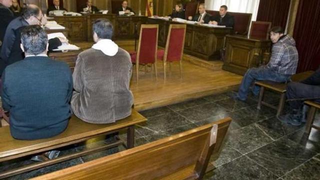 De izda. a derecha, el vigilante condenado, su compañero y el ladrón