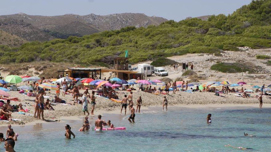 Archivfoto von Urlaubern an der Cala Torta. Der Strandkiosk ist mittlerweile abgebaut.