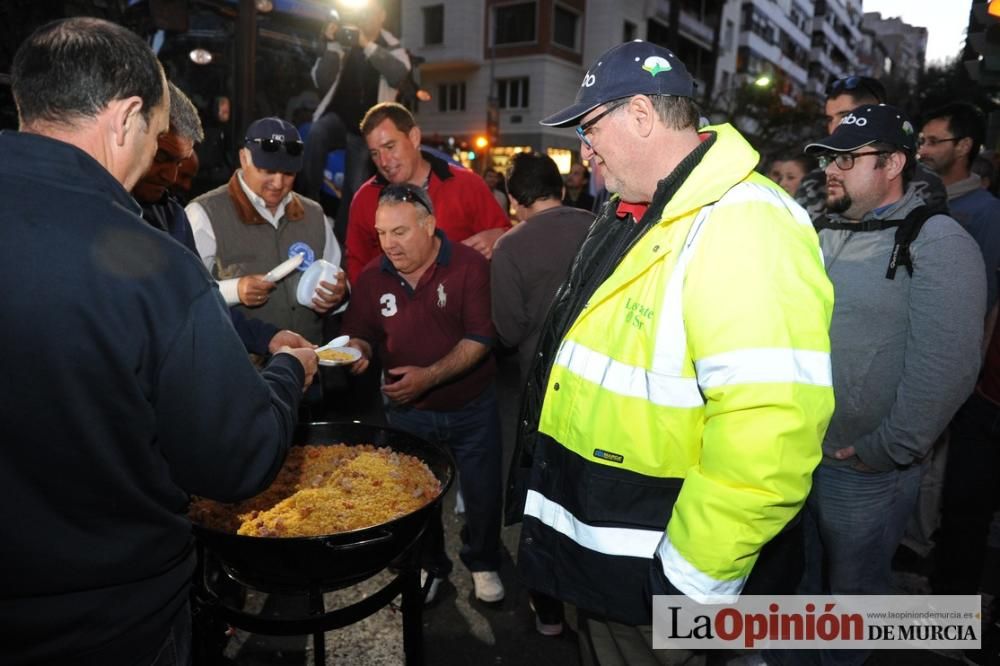 La noche de protesta de los agricultores se pasa con migas