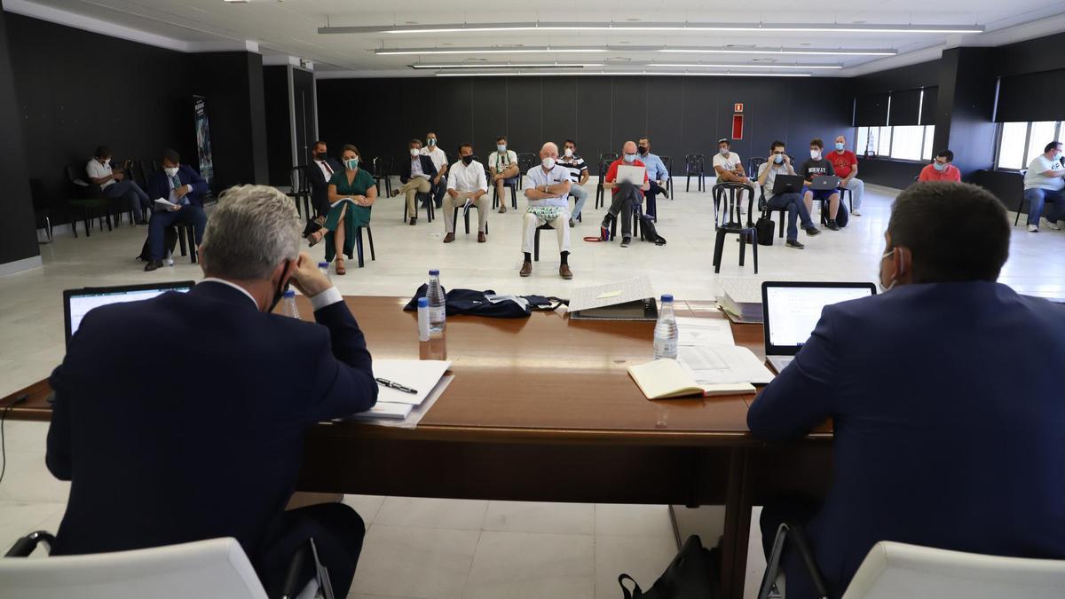 Junta general de accionistas del Córdoba CF SAD con la presencia de Carlos González y presidida por Francisco Estepa.