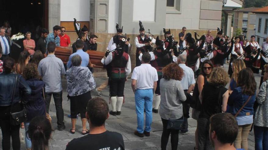 La banda de gaitas toca a la salida del féretro de la iglesia. En el recuadro, Diego Alonso.