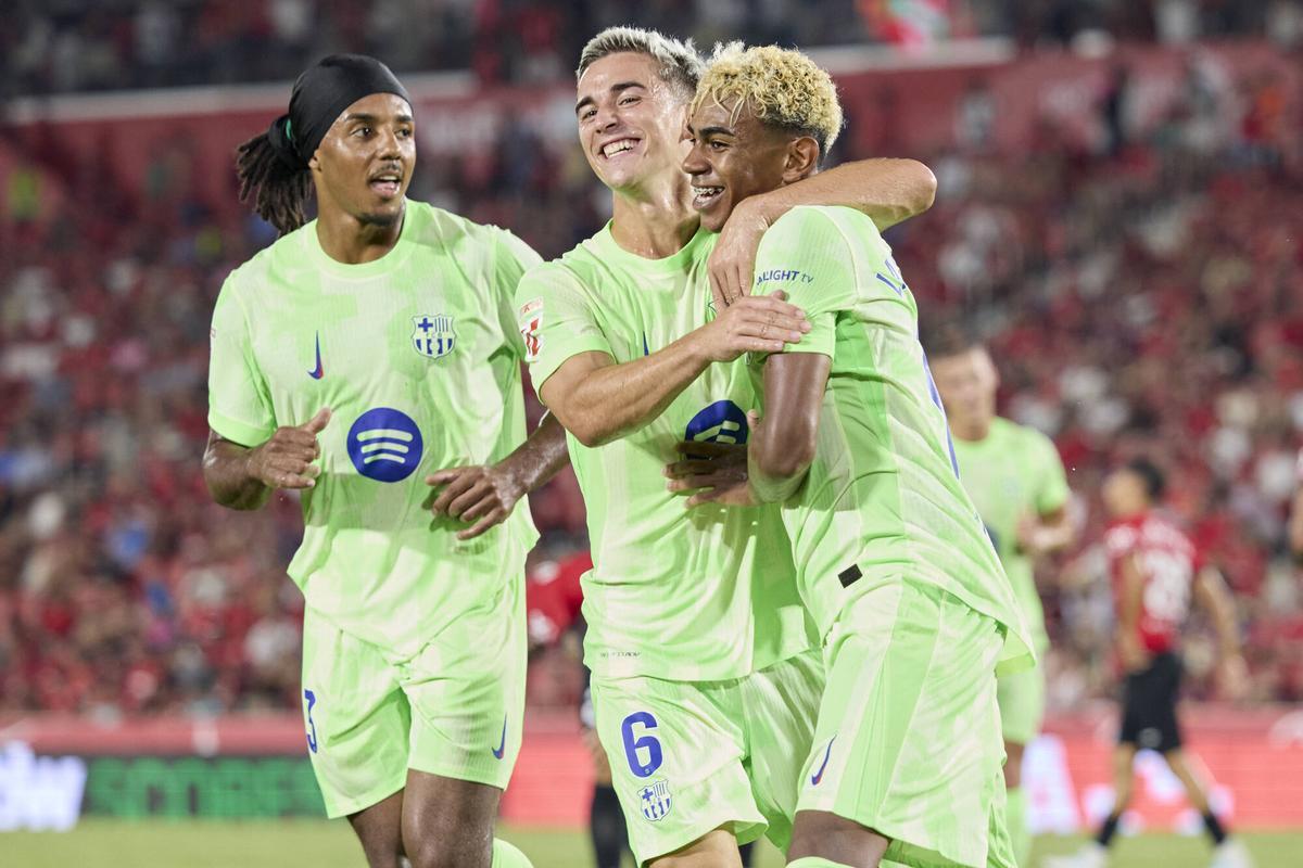 Koundé, Gavi y Lamine celebran el gol del de Rocafonda en Son Moix.