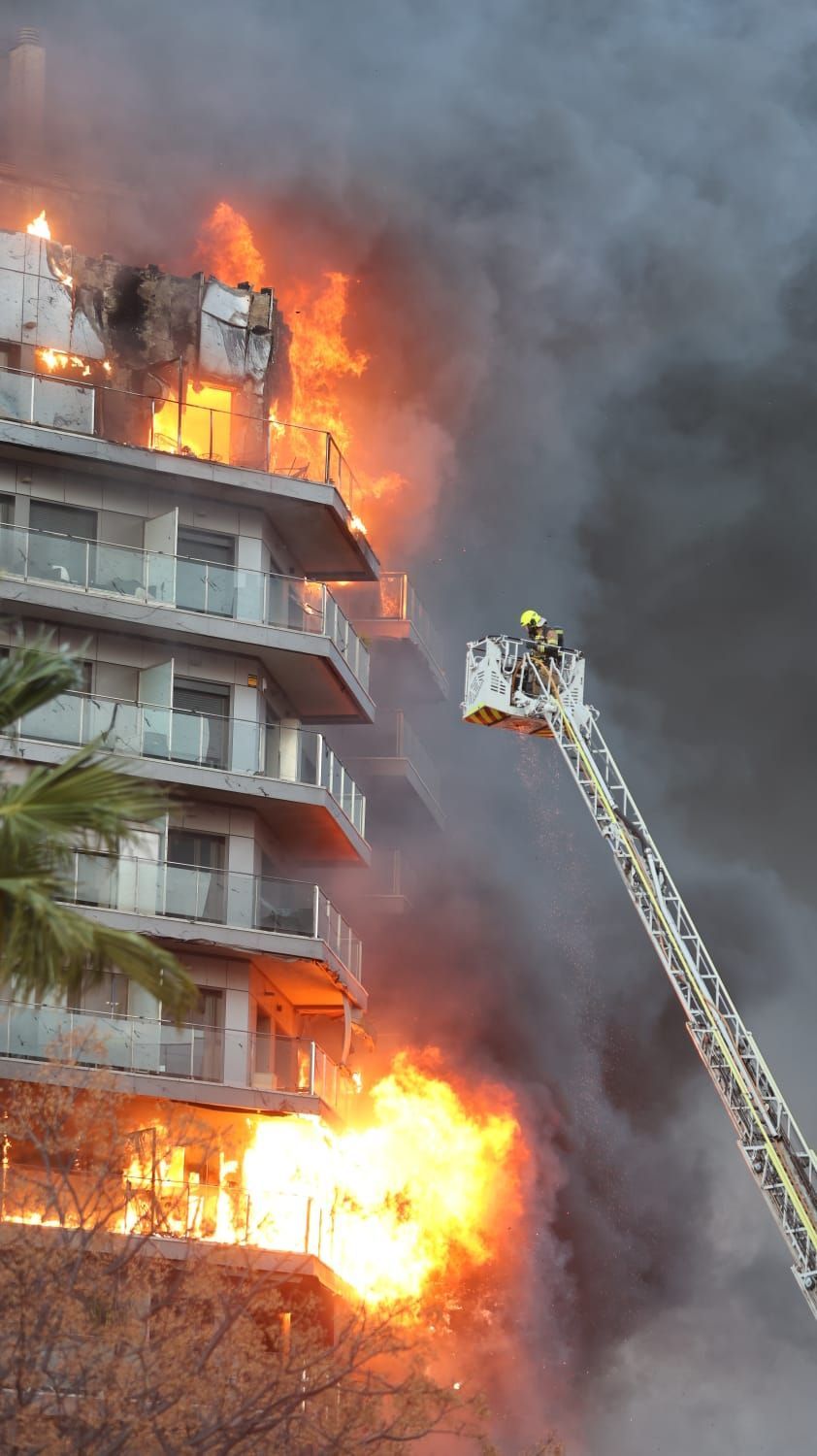 El heroico trabajo de los bomberos en el incendio de Valencia, en imágenes