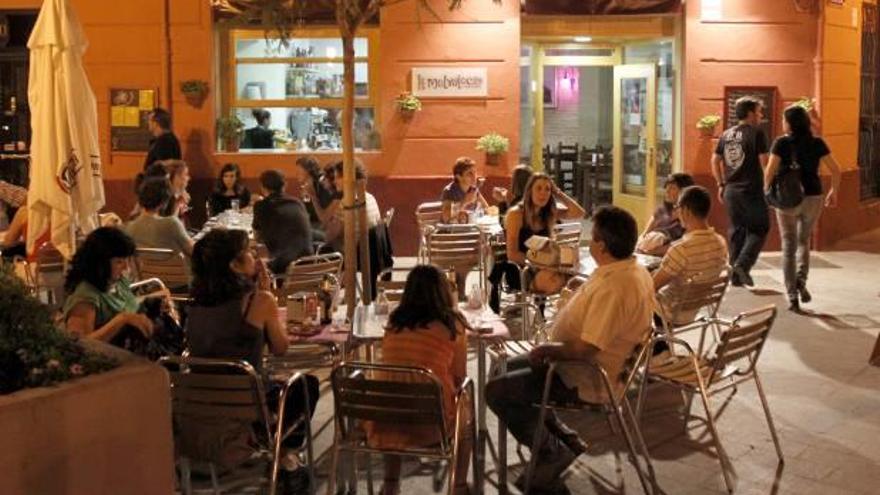 Clientes en una terraza de un local de València.