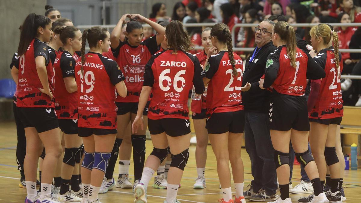 Las jugadoras, con el entrenador, Manue Etayo.