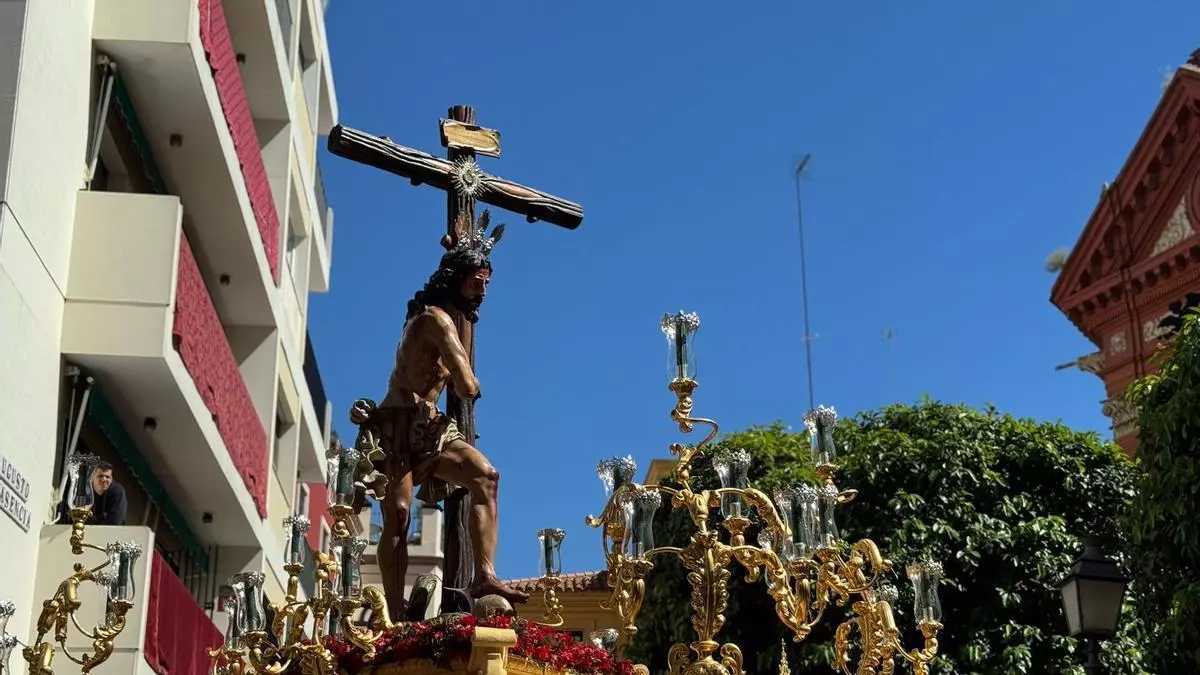 Vídeo | El Varón de Dolores de la Hermandad del Sol se aproxima a la Plaza del Salvador
