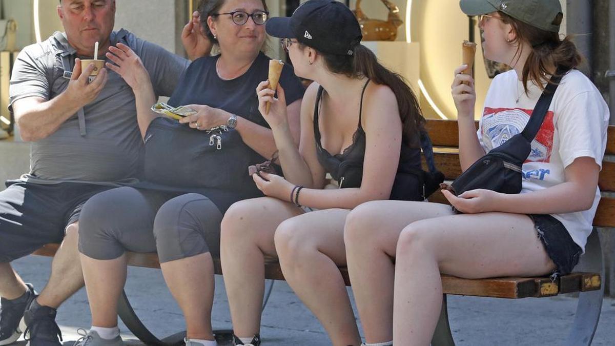 Turistes asseguts en un banc de Girona, en una imatge darxiu.