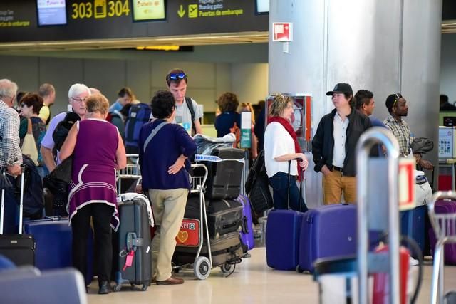 Llegada y salida de turistas en el aeropuerto