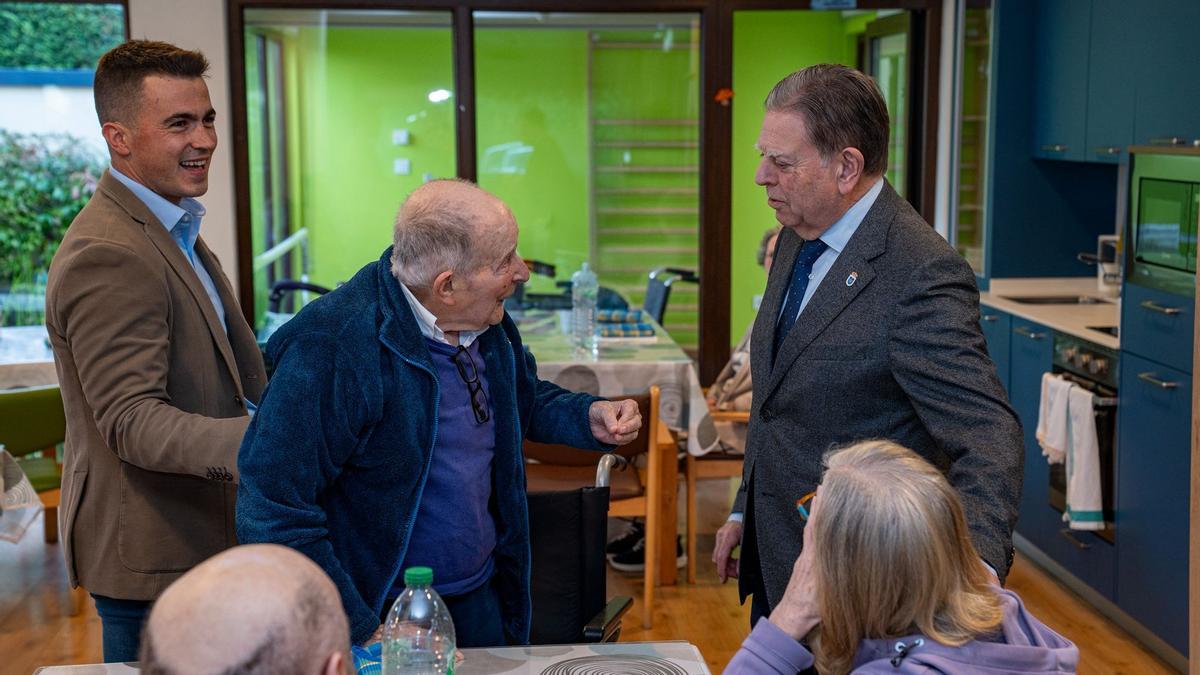 Alfredo Canteli saluda a Jesús Peláez mientras René Rúa le coge del brazo.